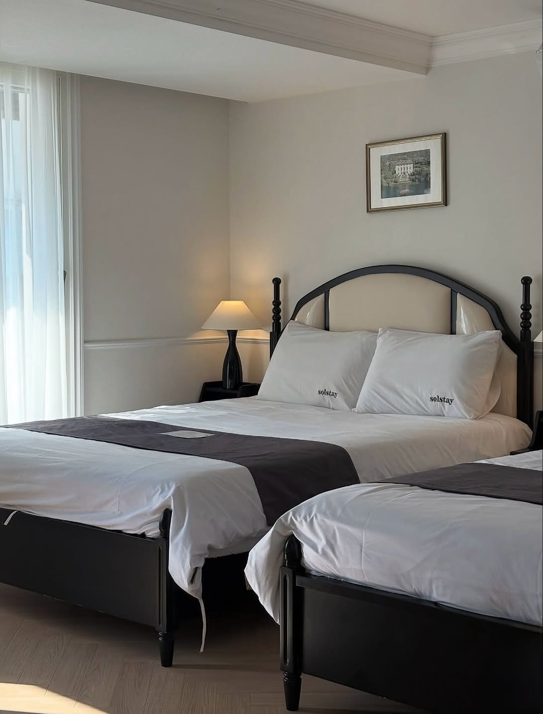 Photo by 여수펜션 | 여수풀빌라 | 여수숙소 | 솔스테이 solstay poolvilla on October 29, 2025. May be an image of bed, headboard, mattress, bedroom and text.