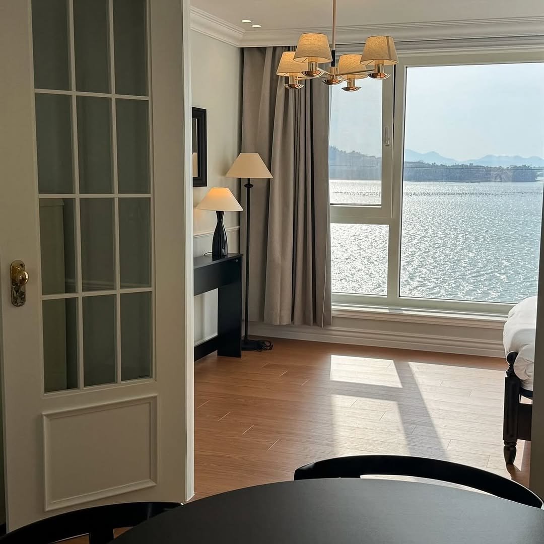 Photo by 여수펜션 | 여수풀빌라 | 여수숙소 | 솔스테이 solstay poolvilla on November 02, 2025. May be an image of sliding door, indoors, bedroom and text.