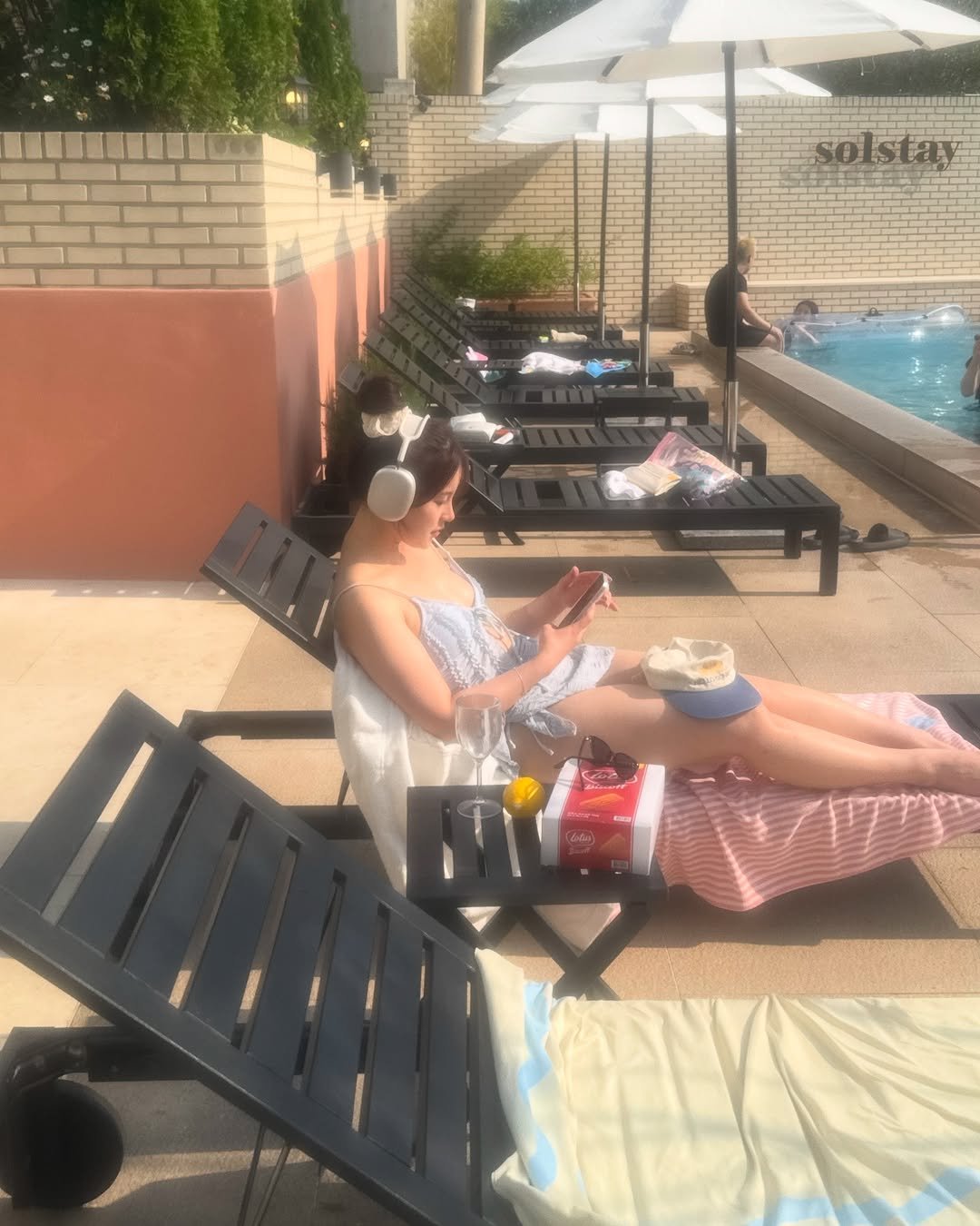 Photo by 여수펜션 | 여수풀빌라 | 여수숙소 | 솔스테이 solstay poolvilla on June 23, 2025. May be an image of 3 people, popcorn, deck chair, chaise lounge and text that says 'solstay'.