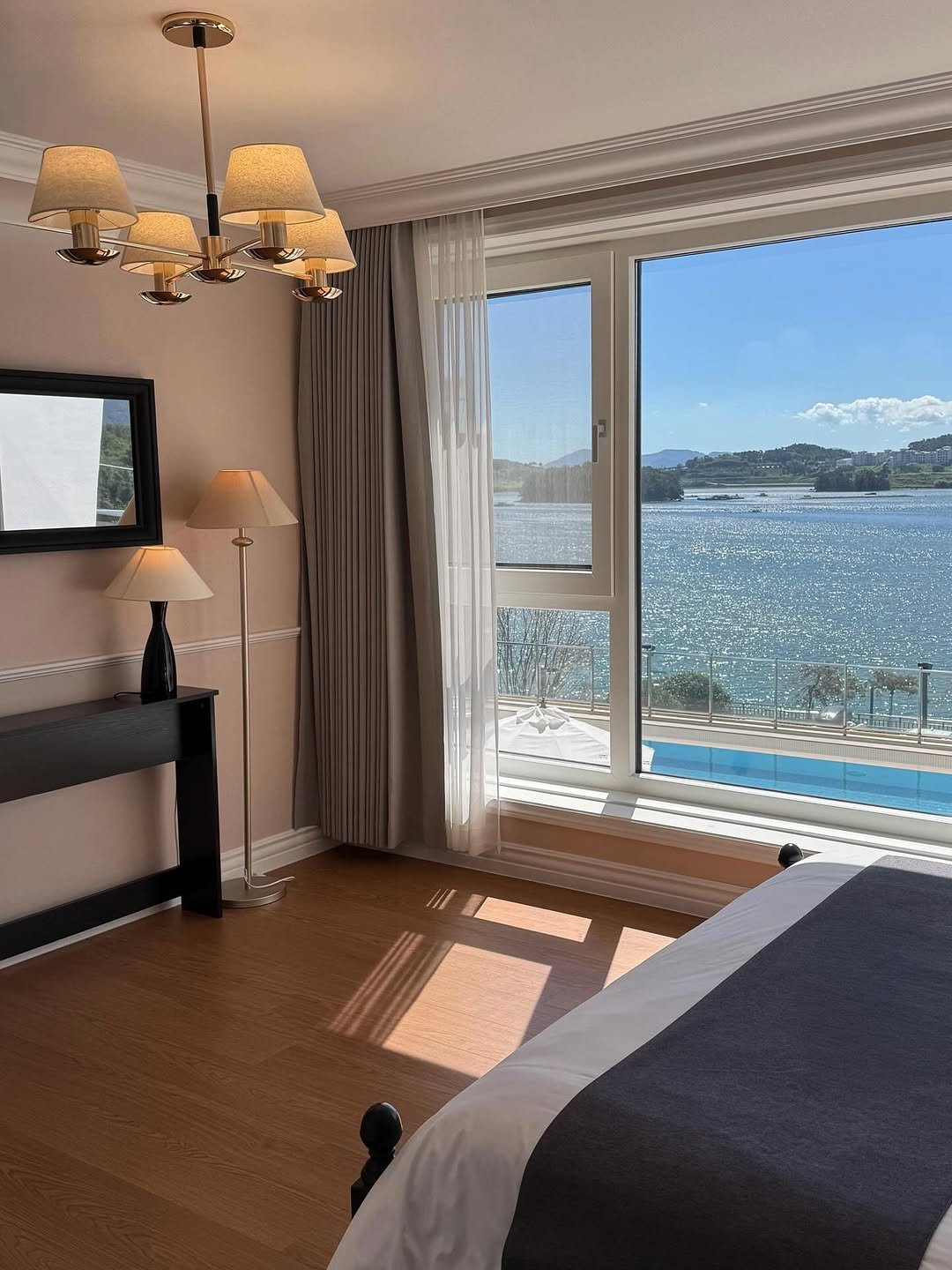 Photo by 여수펜션 | 여수풀빌라 | 여수숙소 | 솔스테이 solstay poolvilla on November 06, 2025. May be an image of bedroom, indoors and text.