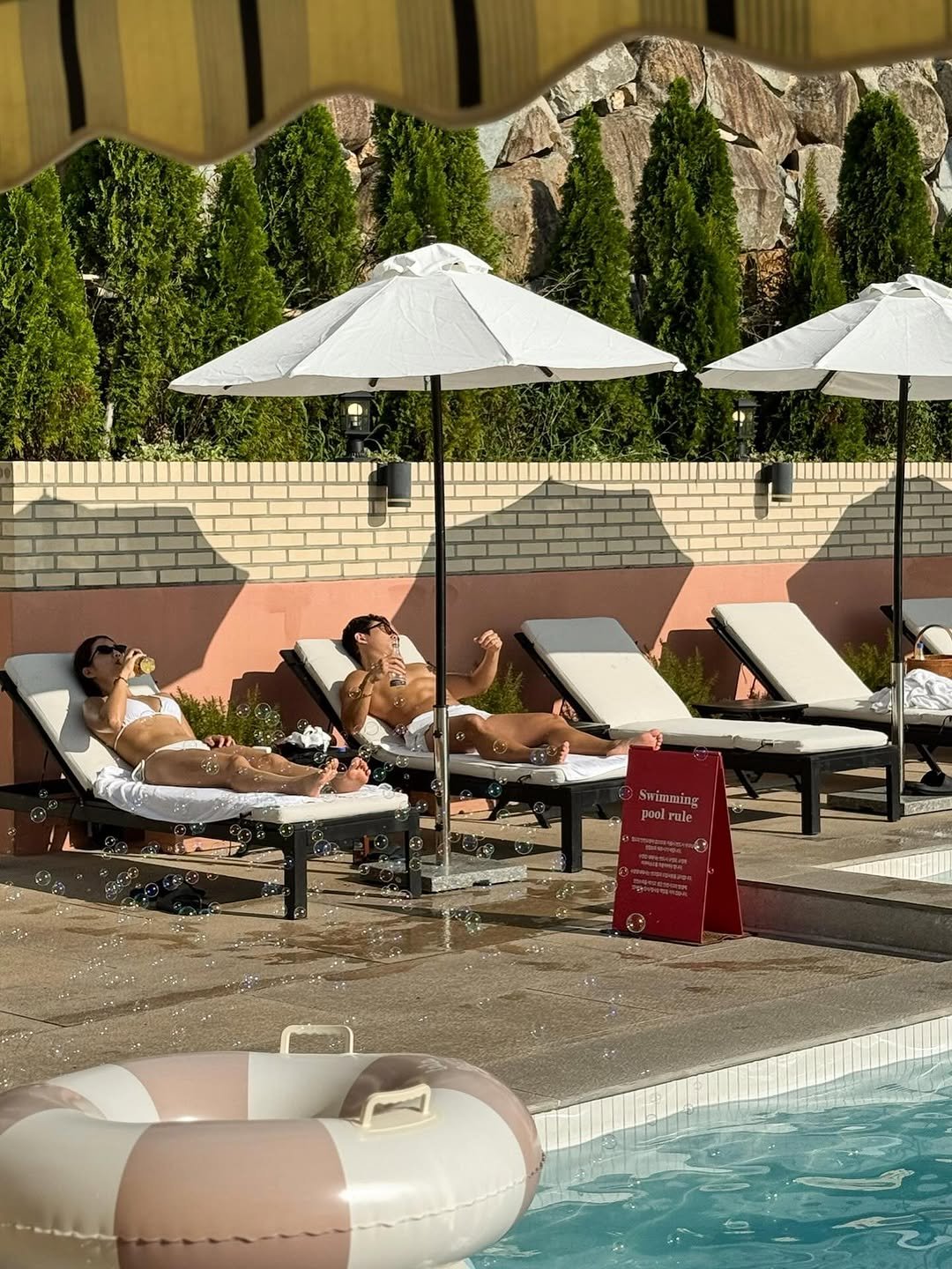 Photo by 여수펜션 | 여수풀빌라 | 여수숙소 | 솔스테이 solstay poolvilla on September 14, 2025. May be an image of 2 people, umbrella, chaise lounge, parasol, deck chair, pool, cabana and text.