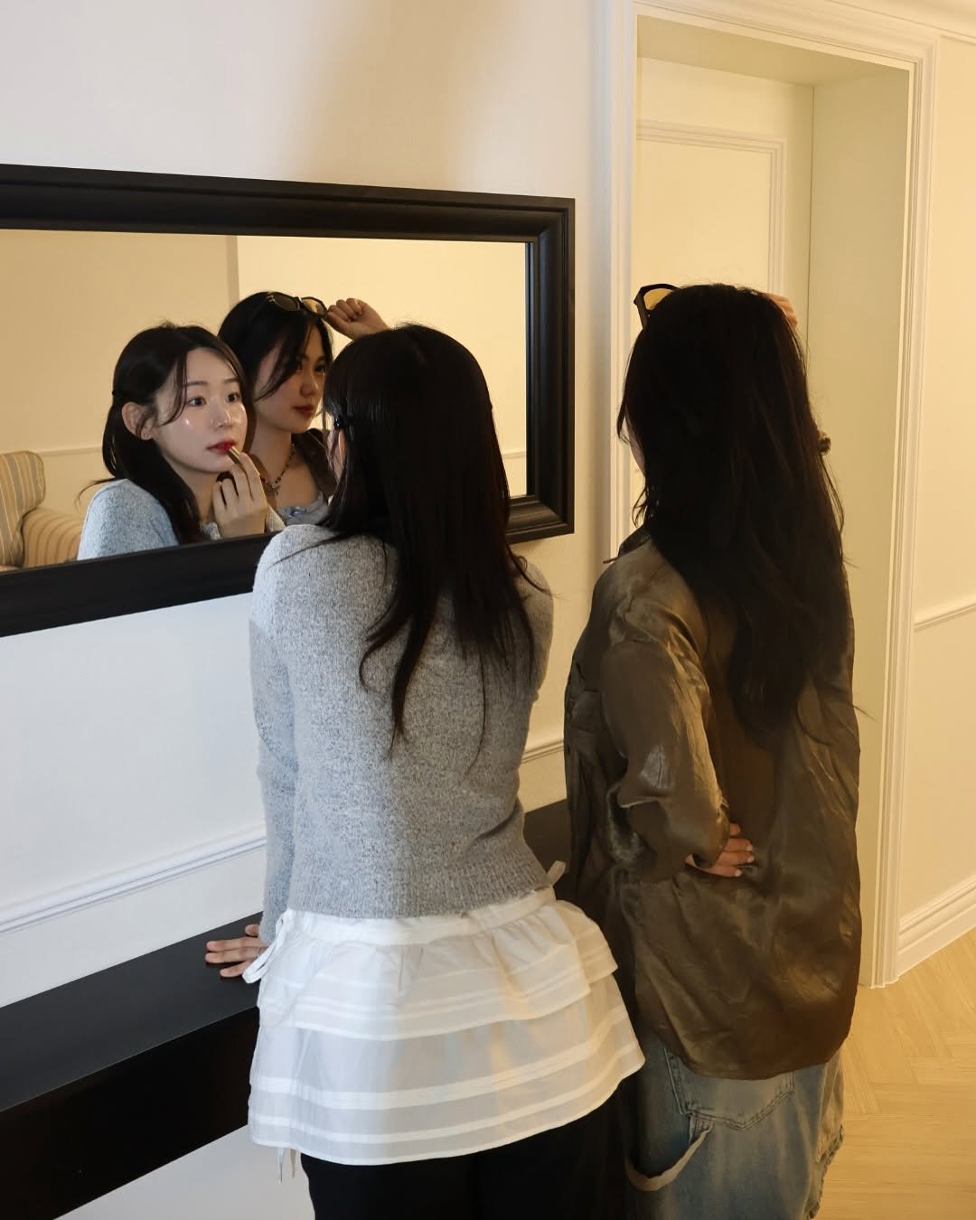 Photo shared by 여수펜션 | 솔스테이 풀빌라 solstay poolvilla on April 28, 2025 tagging @__minyeong. May be an image of 3 people, braids, makeup, mirror and text.