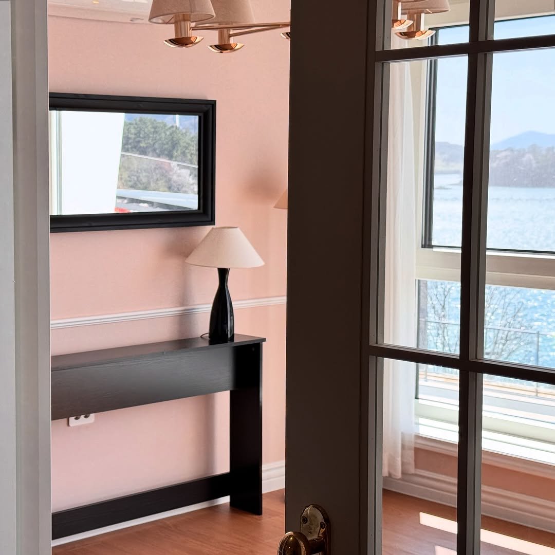 Photo by 여수펜션 | 여수풀빌라 | 여수숙소 | 솔스테이 solstay poolvilla on April 10, 2025. May be an image of sliding door, houseboat and window.