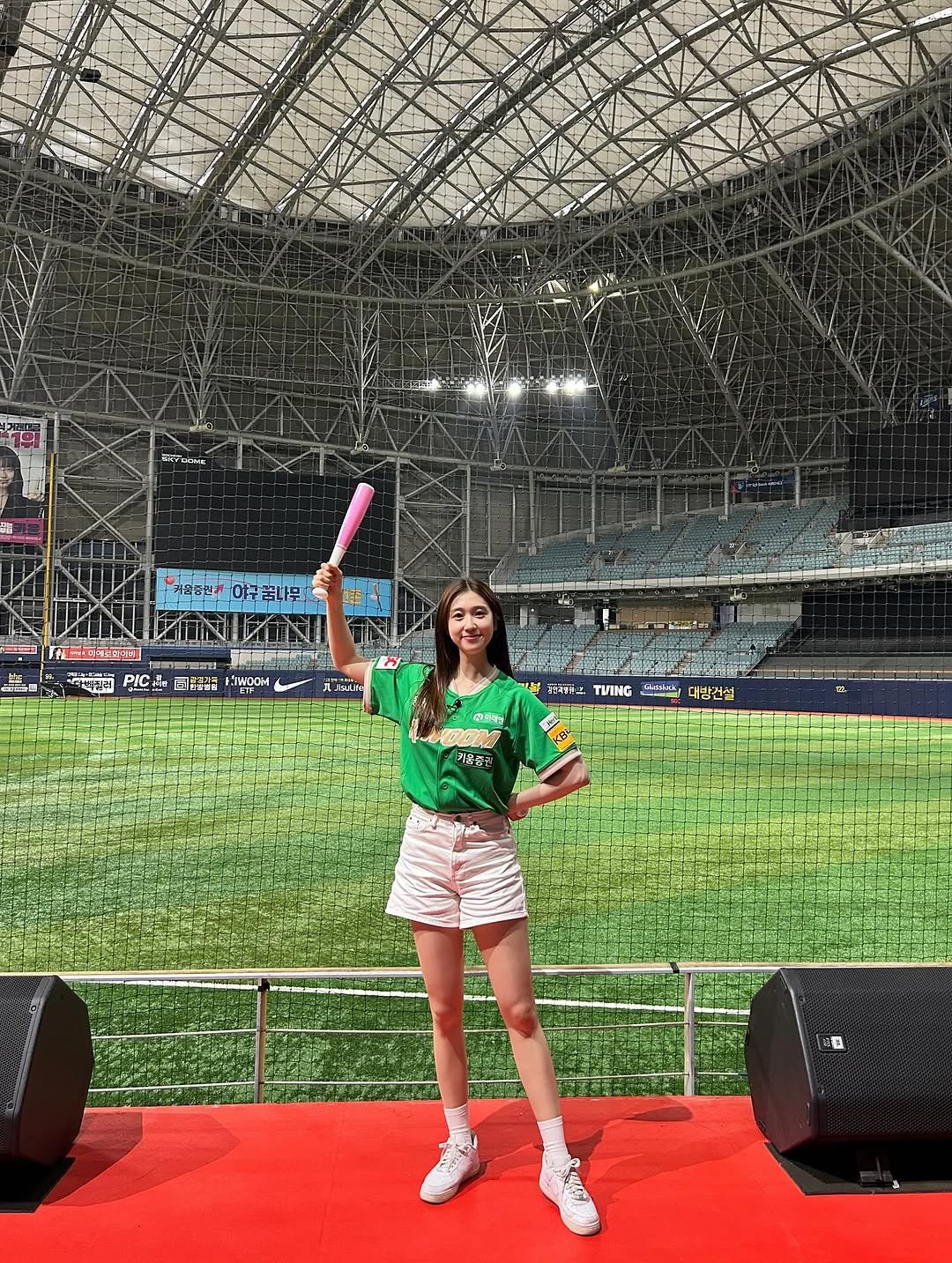 Photo by 이수빈 on September 28, 2025. May be an image of 1 person, stadium and text.