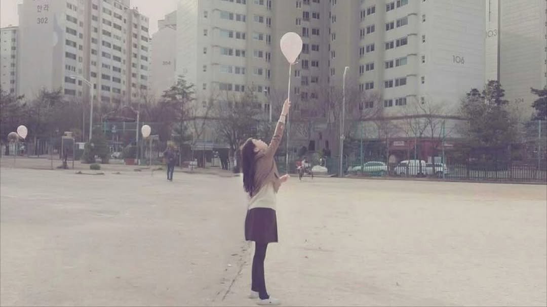 Photo by 이수빈 on November 05, 2025. May be an image of basketball, beach ball, balloon, kite, racket, ball, street and text.