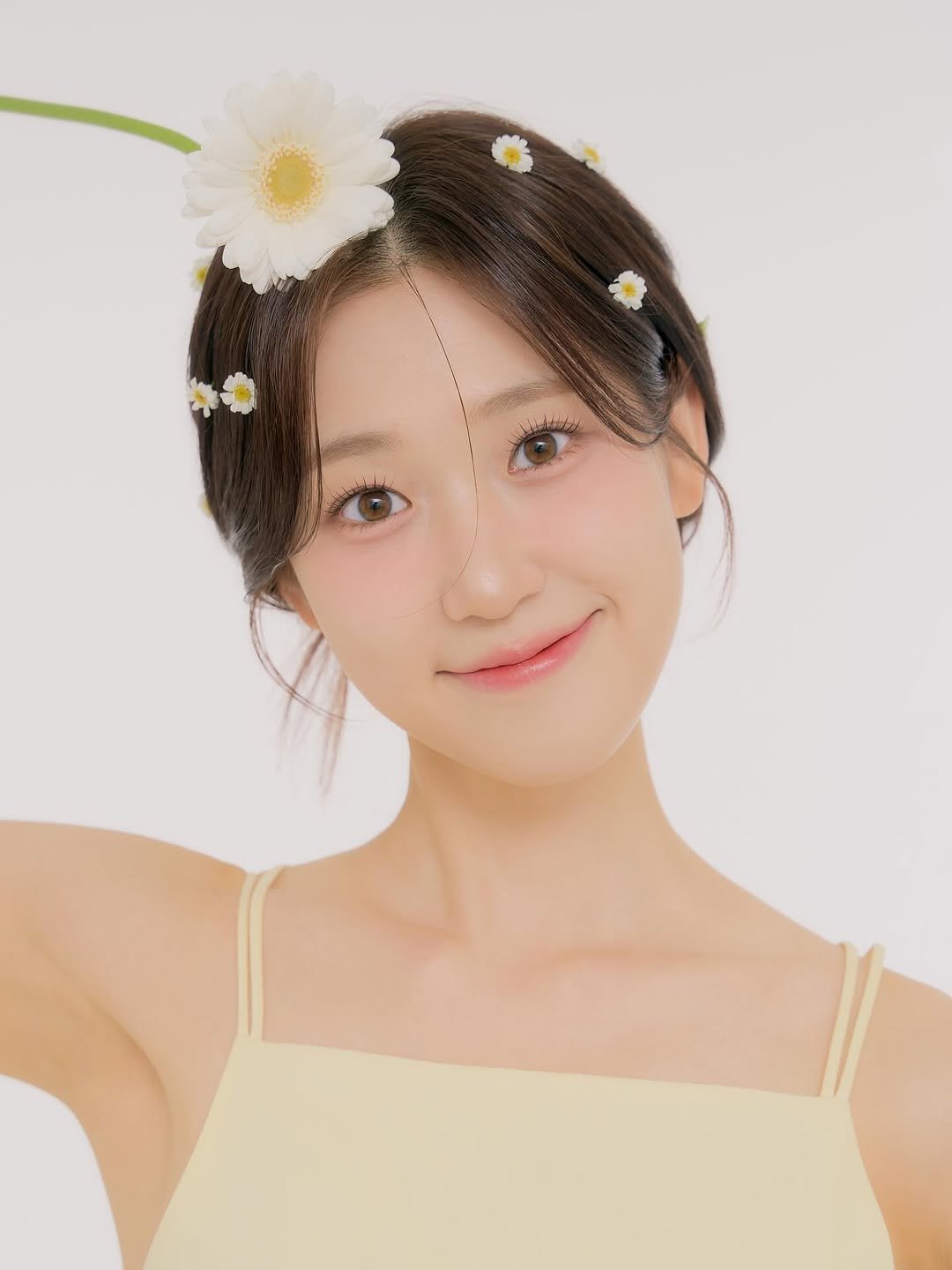 Photo shared by 이수빈 on June 25, 2025 tagging @blnk_ran, @blnk_strudio, and @blnk_chaennie. May be an image of 1 person, hair, makeup, baby's-breath and text.