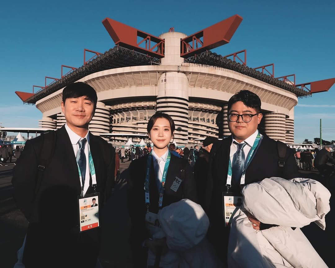 Photo by 이수빈 on March 07, 2026. May be an image of one or more people, stadium, Gyeongbokgung Palace and text.