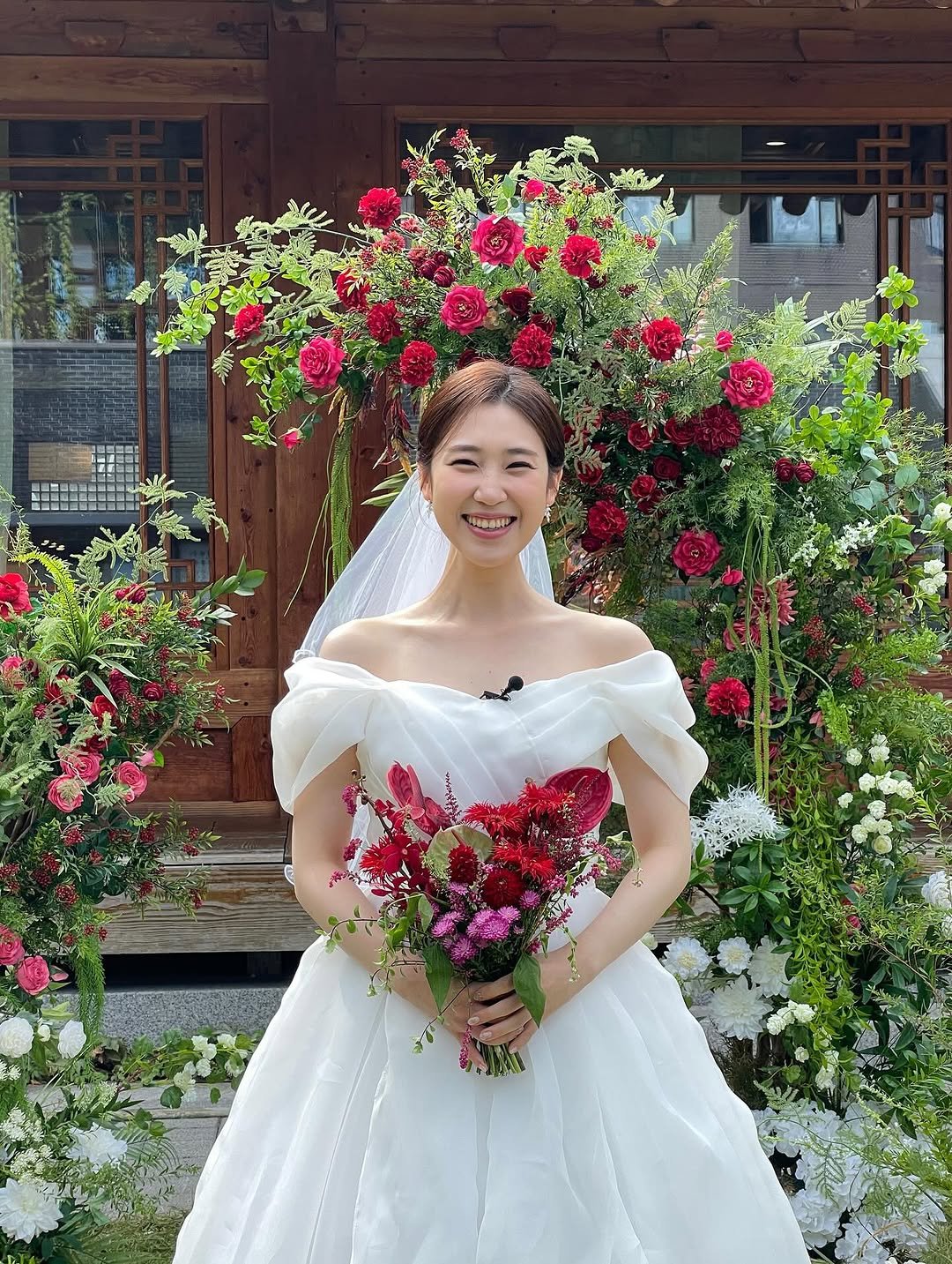 Photo by 이수빈 on October 01, 2025. May be an image of 1 person, dress, baby's-breath, prairie gentian, white lily, wedding and text.