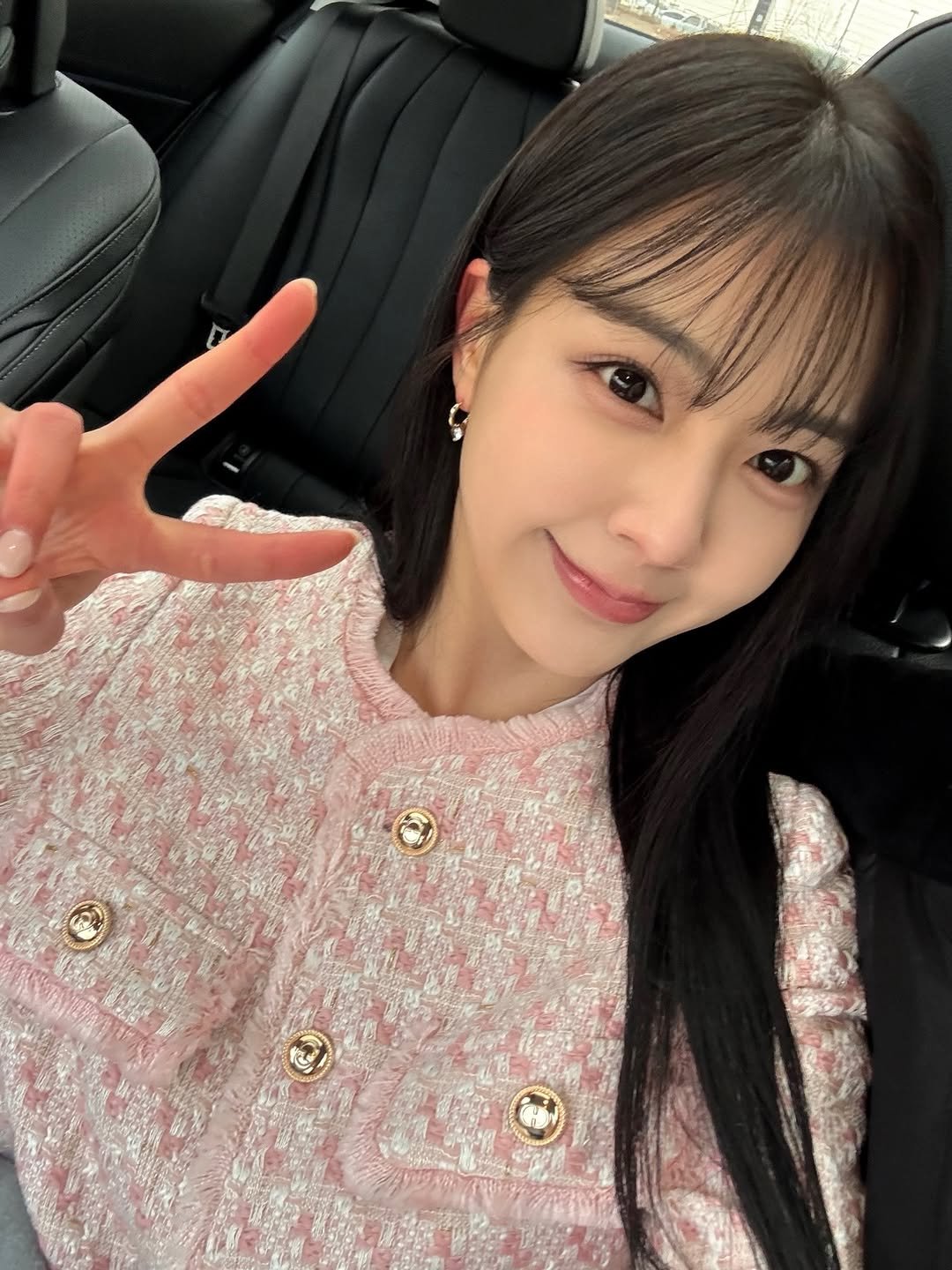 Photo by 김소은 𝐒𝐨 𝐄𝐮𝐧 𝐊𝐢𝐦 on January 28, 2026. May be an image of one or more people, bangs, top and text.