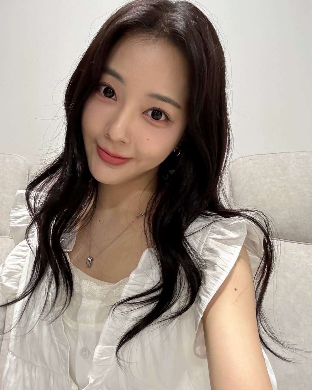 Photo by 김소은 𝐒𝐨 𝐄𝐮𝐧 𝐊𝐢𝐦 on September 16, 2025. May be an image of 1 person, hair, top and text.