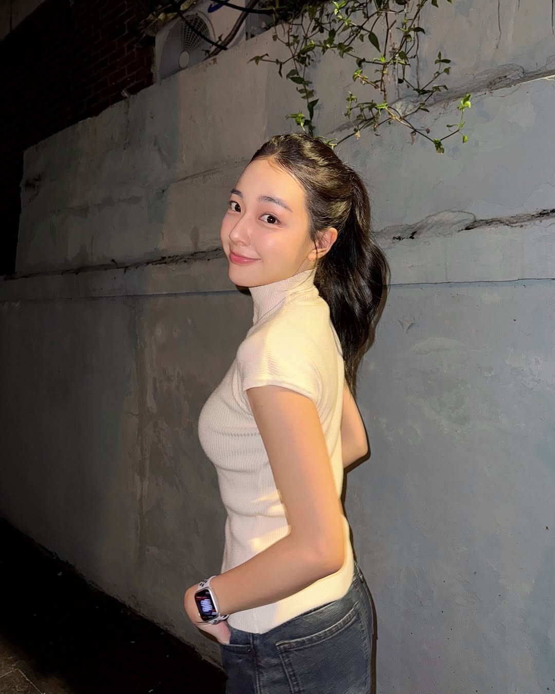Photo by 김소은 𝐒𝐨 𝐄𝐮𝐧 𝐊𝐢𝐦 on September 25, 2025. May be an image of 1 person, long hair, turtleneck, brick wall and text.