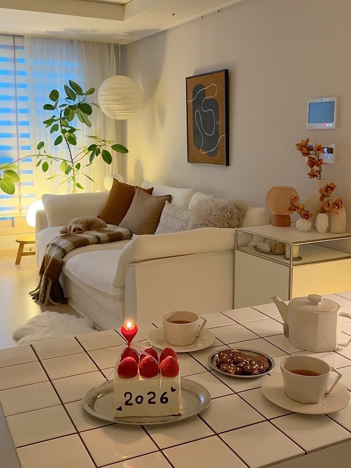 _thisisnini 게시물 이미지: Happy 2026! 🧁

새해엔 늘 캠핑 하면서 보냈는데, 
오랜만에 집에서...