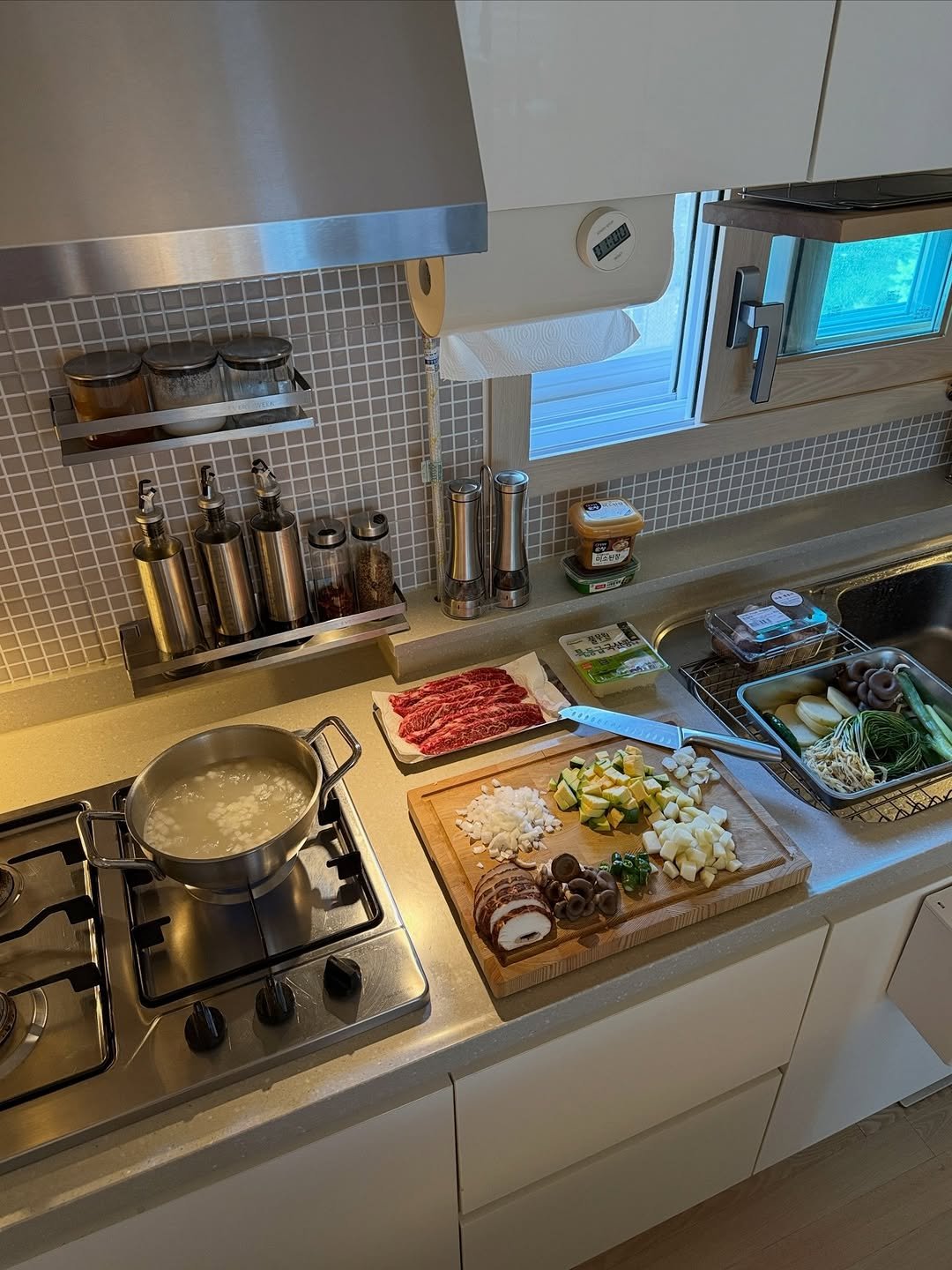 Photo by nini♡ on April 22, 2026. May be an image of range hood, cooker, countertop, stove, kitchen and text.