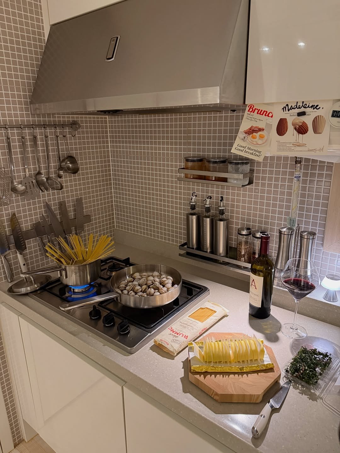 Photo by nini♡ on January 18, 2026. May be an image of kitchen island, sink, range hood, countertop, indoors, kitchen and text.