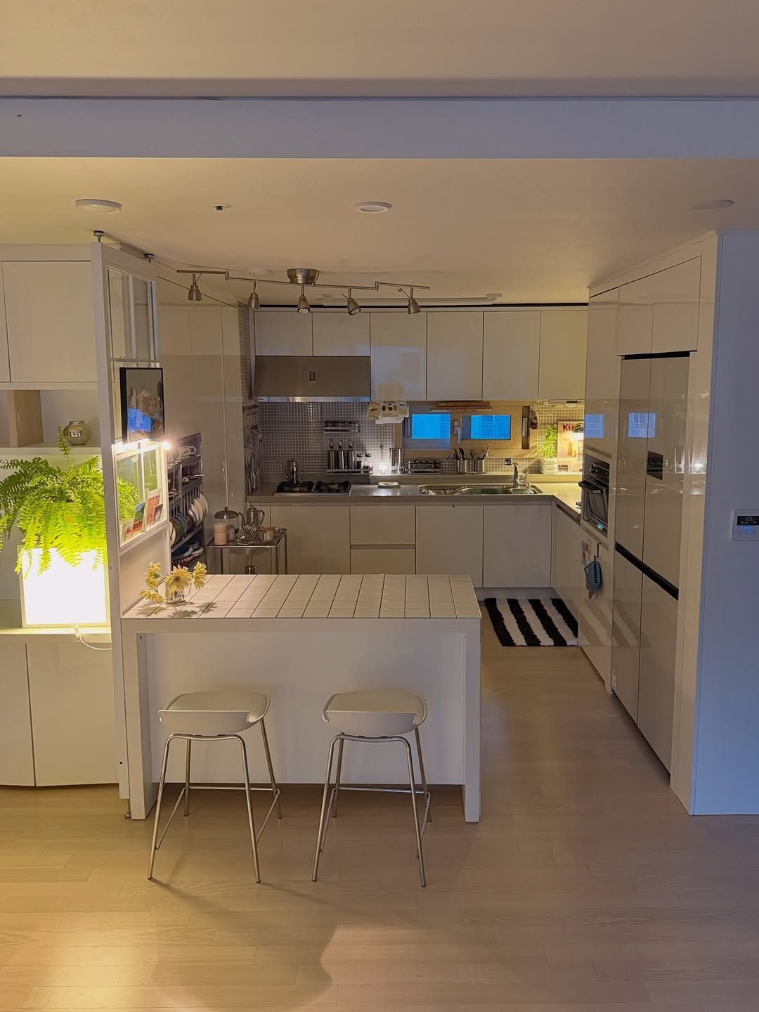 Photo by nini♡ on January 09, 2026. May be an image of kitchen island, lighting, range hood, dining table, kitchen table, countertop, indoors, kitchen and text.