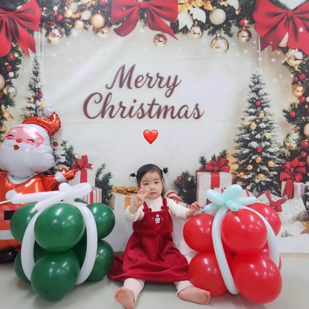 Photo by ʚ♡ɞ 채아네 ʚ♡ɞ on December 25, 2025. May be an image of baby, balloon, tinsel and text that says 'Merry Christmas'.
