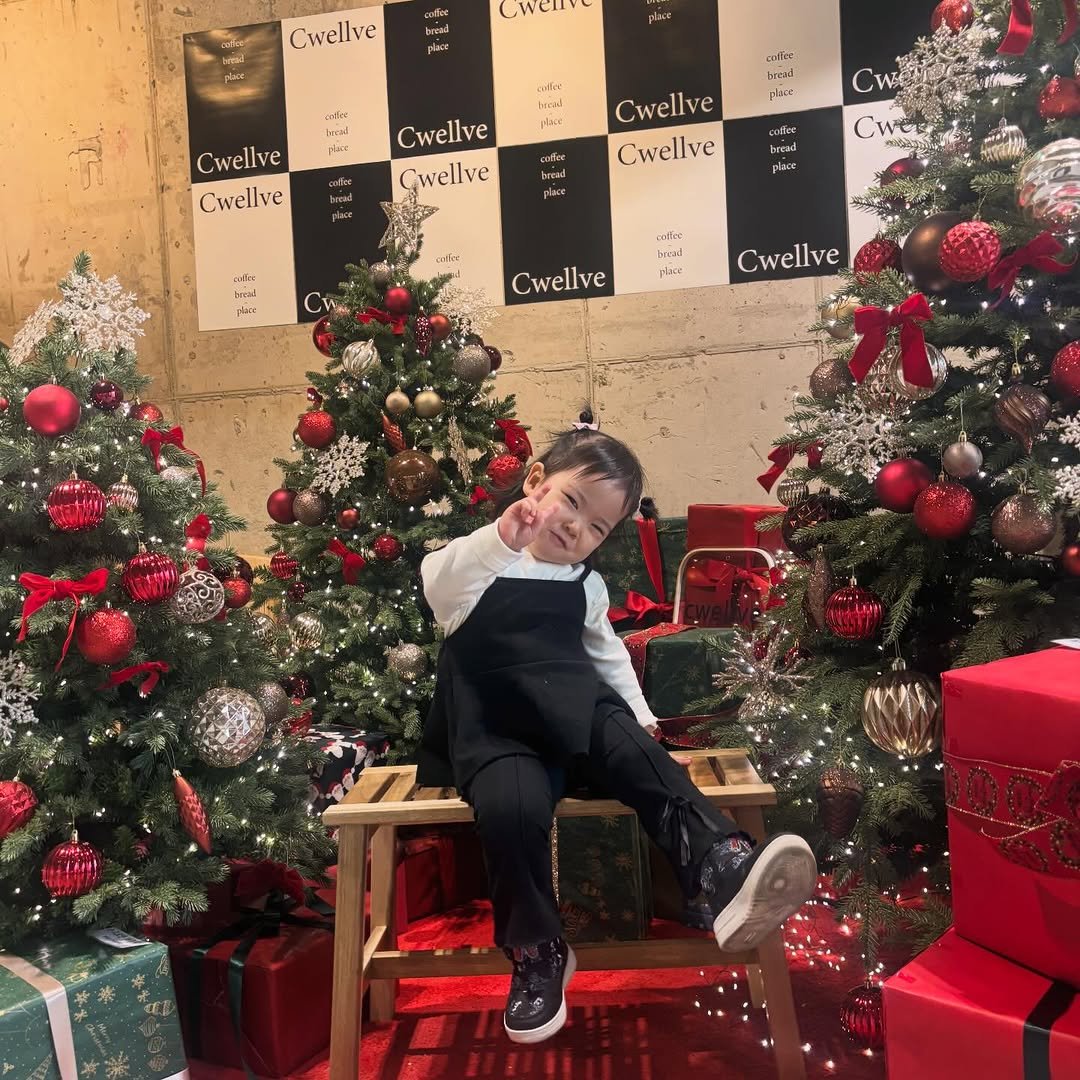 Photo by ʚ♡ɞ 채아네 ʚ♡ɞ on December 29, 2025. May be an image of ‎one or more people, hair, christmas tree, tinsel and ‎text that says '‎ourfer ลง iقام Cwellve Cwem Weh arfkr lecat colfce BIe แด Cwellve Cwellve Cwellve Cwellve Cwellve Cwellve Ieca place bread . Cwe Bấu aead FeS pie oifce reiad phez Cwellve Cwellve‎'‎‎.