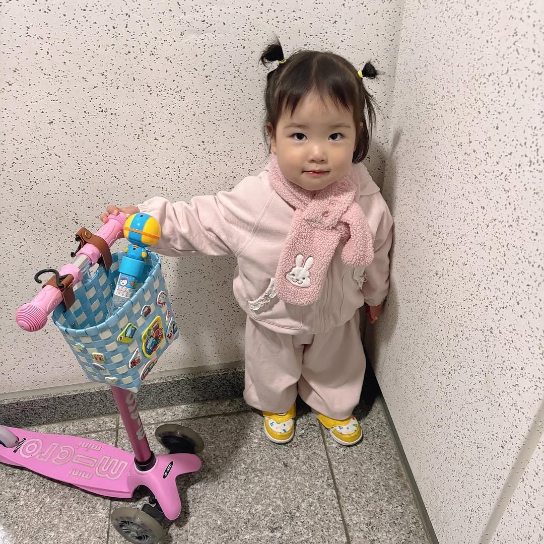 Photo by ʚ♡ɞ 채아네 ʚ♡ɞ on November 08, 2025. May be an image of baby, scooter, toy, duffle coat, segway, buggy and text.