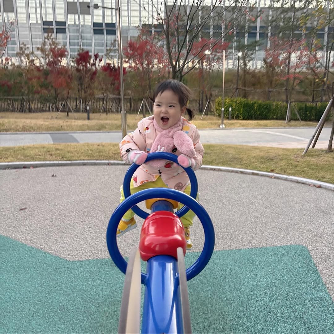 Photo by ʚ♡ɞ 채아네 ʚ♡ɞ on November 10, 2025. May be an image of child, slide, park and text.