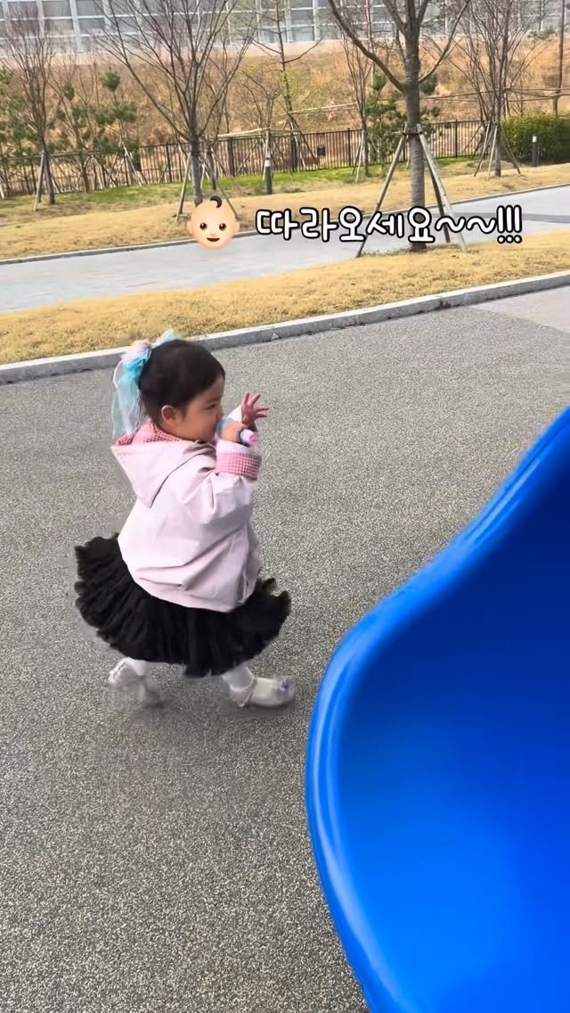 _treasure93 게시물 이미지: 등원길 놀이터가 무대가 된 딸래미👼🏻💃🏻❤️