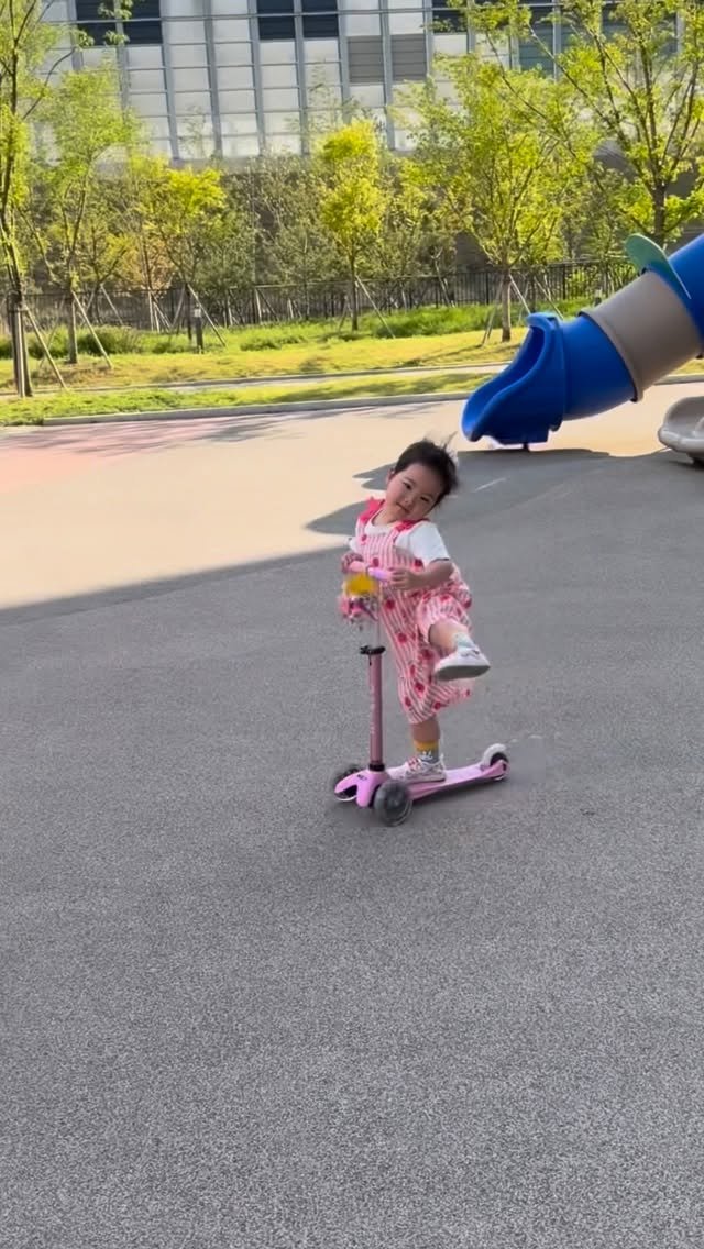 _treasure93 게시물 이미지: 킥보드를 신기하게 타는 4쨜 언니👼🏻🛴😳😇