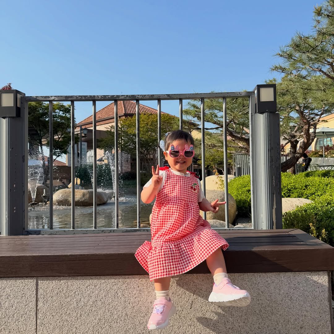 _treasure93 게시물 이미지: 채아랑 손잡고 아울렛 나들이🛍️🎀🎁
신나게 뛰어다니고, 좋아하는 기차도...