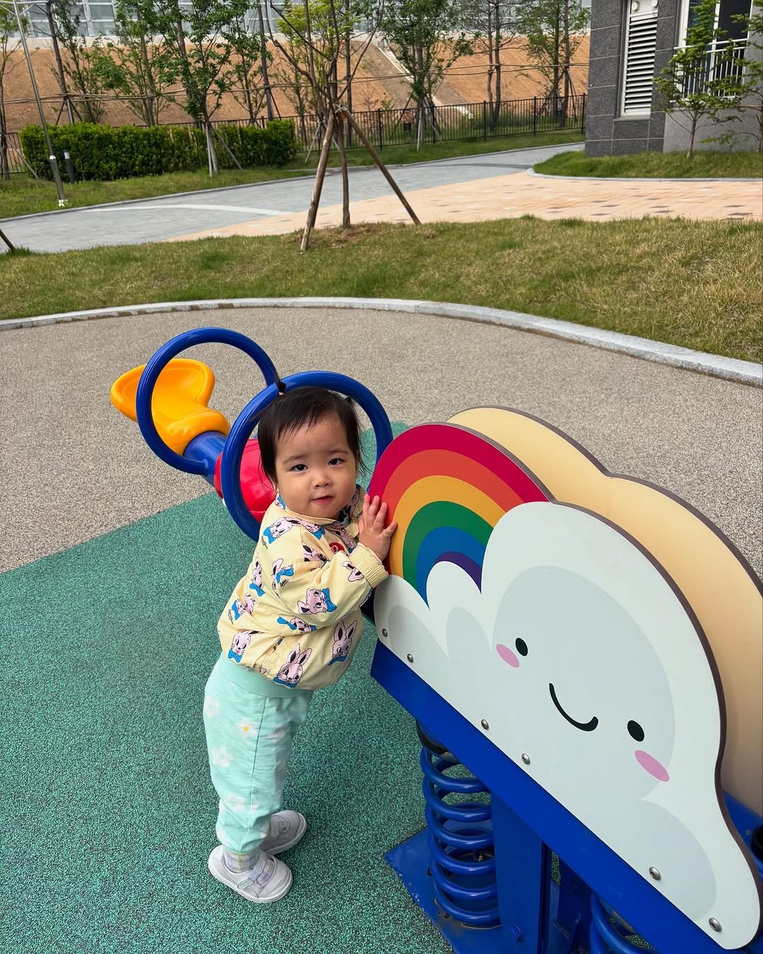 Photo by ʚ♡ɞ 채아네 ʚ♡ɞ on May 29, 2025. May be an image of standing, slide and park.