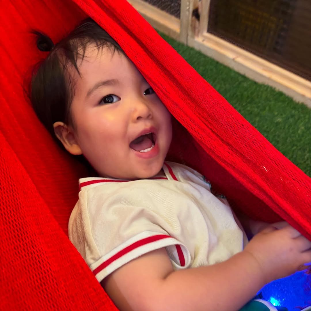 Photo by ʚ♡ɞ 채아네 ʚ♡ɞ on August 17, 2025. May be an image of 1 person, baby, playpen, hammock and text.