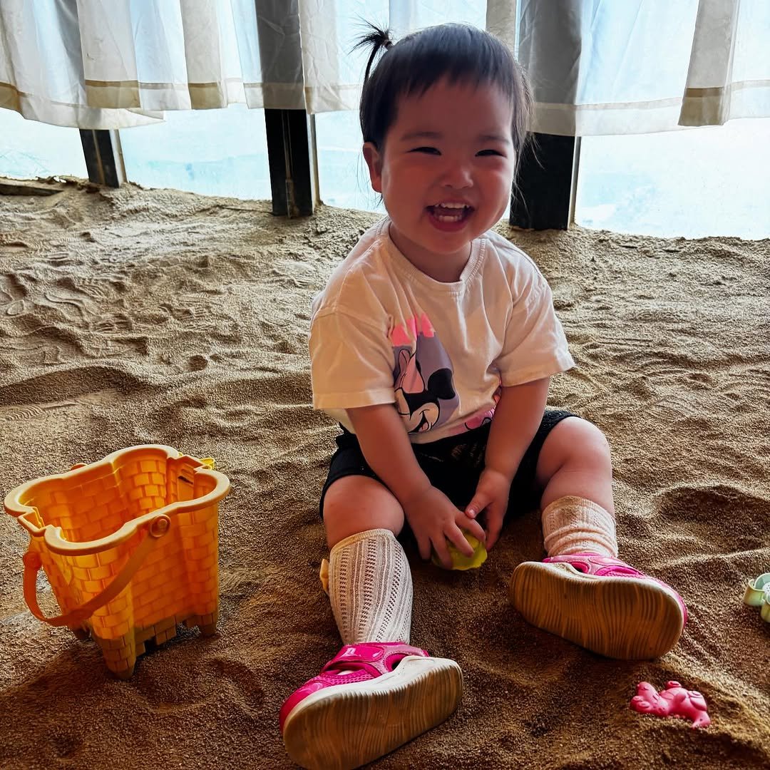 Photo by ʚ♡ɞ 채아네 ʚ♡ɞ on July 09, 2025. May be an image of 1 person, baby, sock, baby shoes, beach and text.