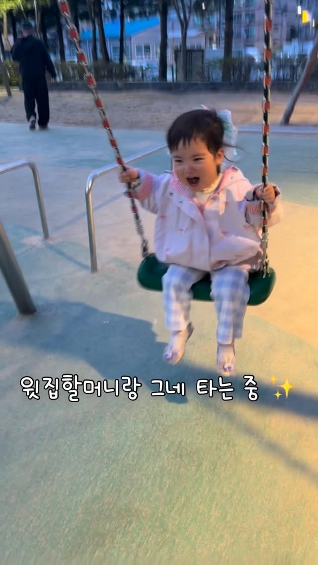 _treasure93 게시물 이미지: 할머니 사랑 듬뿍 받는 사랑둥이🌸🩷