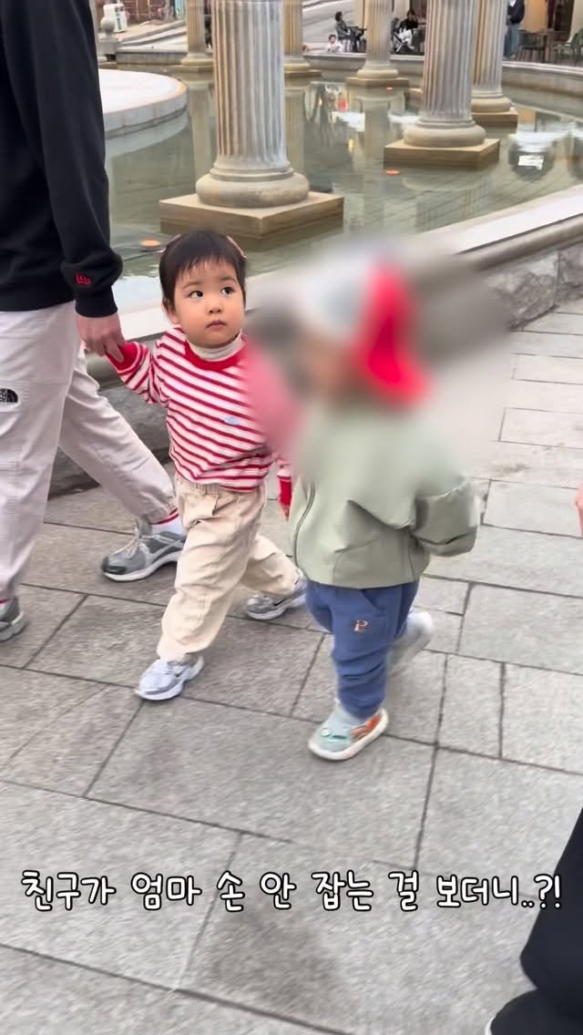 _treasure93 게시물 이미지: 아빠손은 싫고 친구손은 꼭 잡음😂🤣😅