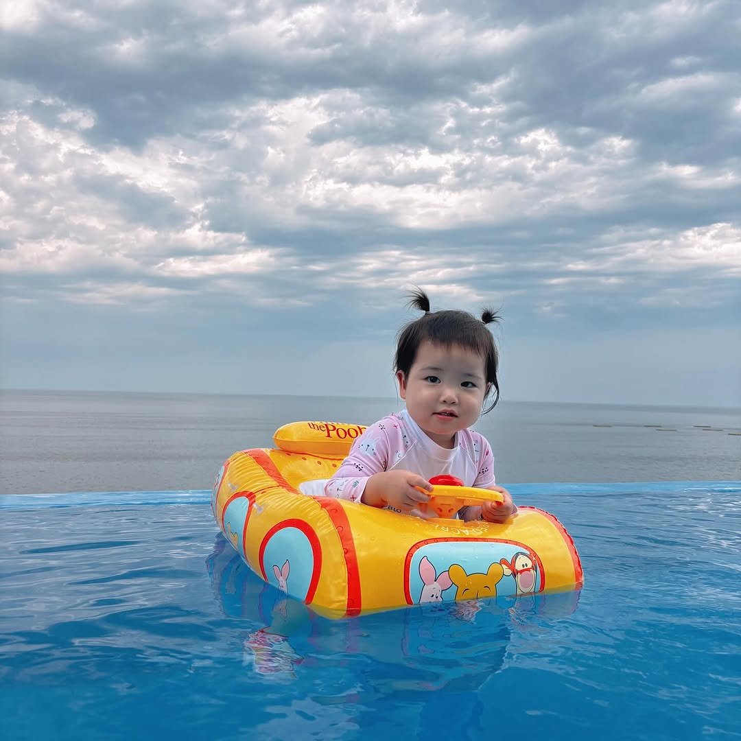 Photo by ʚ♡ɞ 채아네 ʚ♡ɞ on July 07, 2025. May be an image of 1 person, baby, raft, pool, outdoors and text.