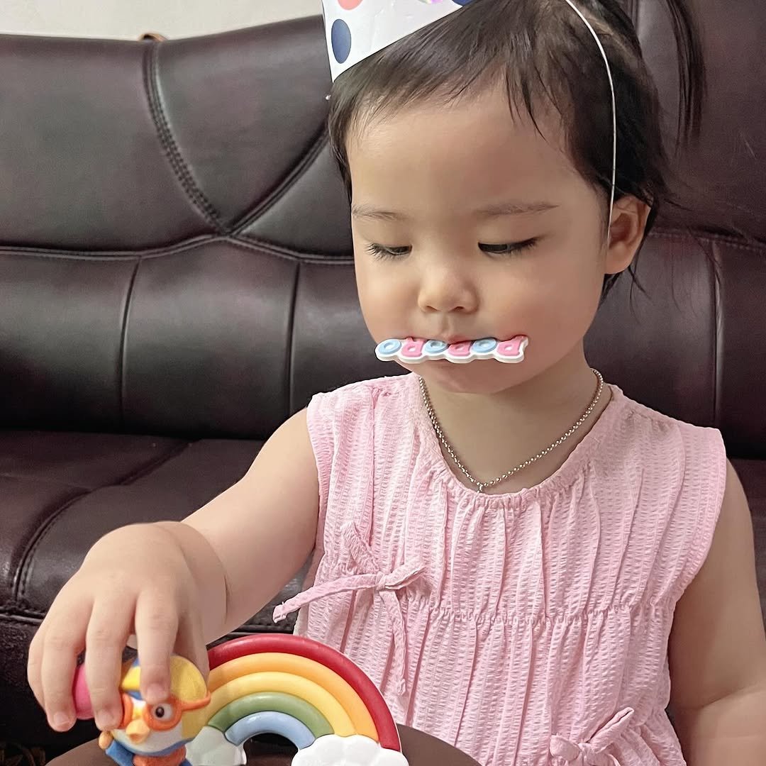 Photo by ʚ♡ɞ 채아네 ʚ♡ɞ on August 03, 2025. May be an image of 1 person, baby, toy, cake, lollipop, baby shoes and text.