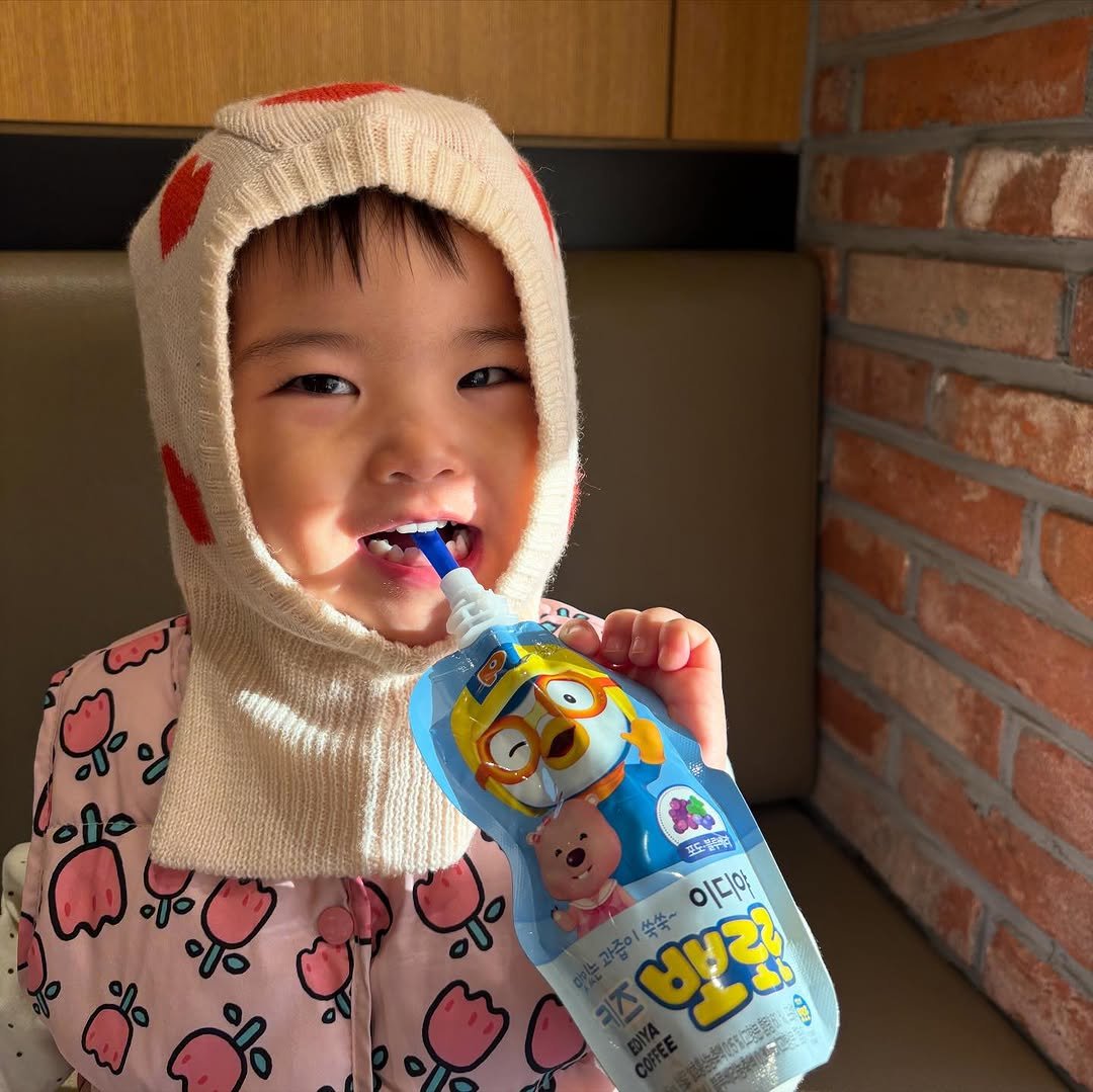 Photo by ʚ♡ɞ 채아네 ʚ♡ɞ on November 01, 2025. May be an image of child, dental floss, milk, toothbrush, juice and text.