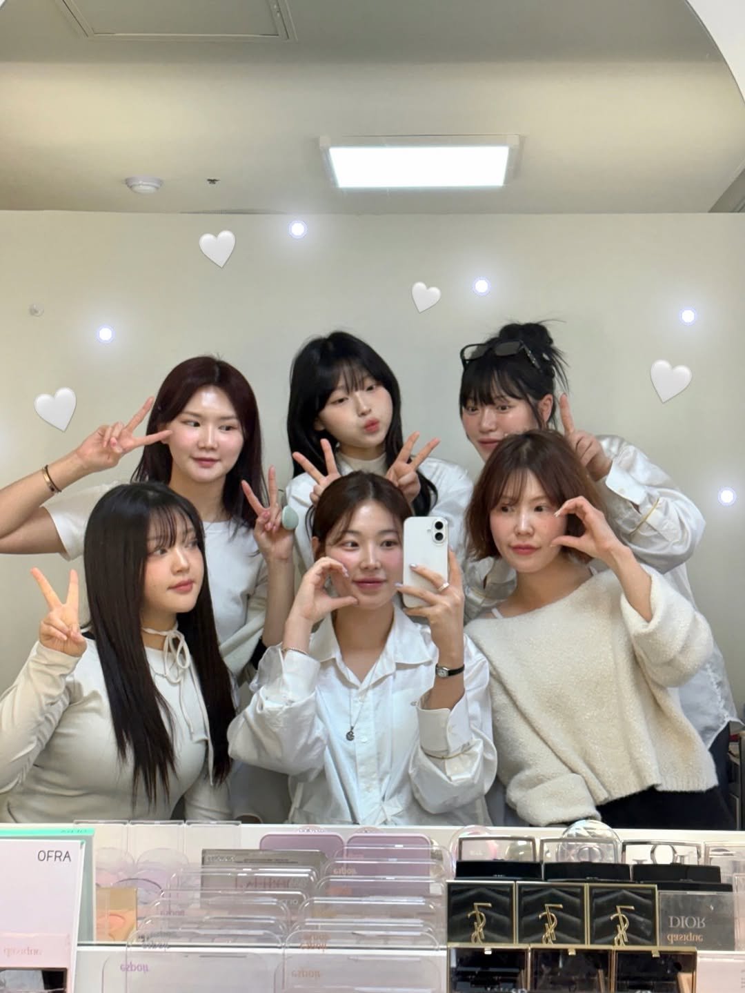 Photo by 𝗨𝗶𝗹𝘆 유일리 가을실장 | 홍대메이크업 연남동메이크업 in Hongdae, Seoul with @_uily_se, @_uily_sy, @_uily_sh, @_uily_th, and @_uily_su. May be a selfie of one or more people, hair and text.