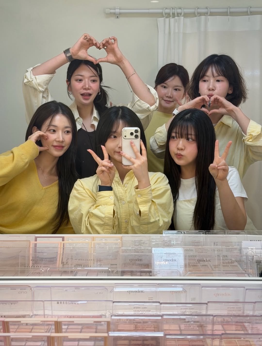 Photo by 수영 in Uily 유일리 with @_uily_se, @_uily_sy, @_uily_sh, @_uily_ge, and @_uily_th. May be a selfie of one or more people, hair, mirror and text.