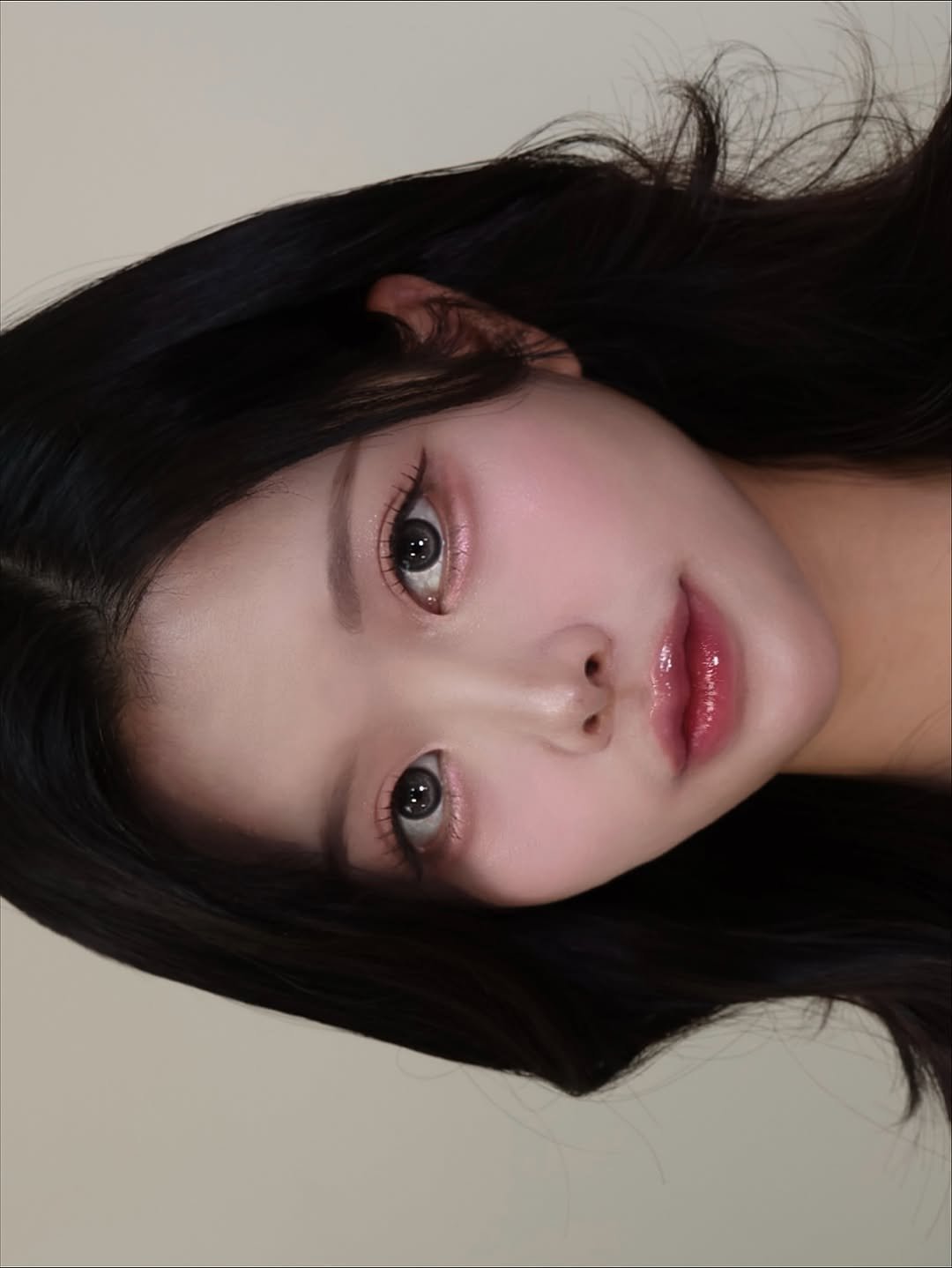 Photo by 𝑈𝑖𝑙𝑦 유일리 대표 승은원장 | 홍대메이크업 연남동메이크업 on November 23, 2025. May be a closeup of one or more people, hair, eyeliner, makeup, lipstick and text.