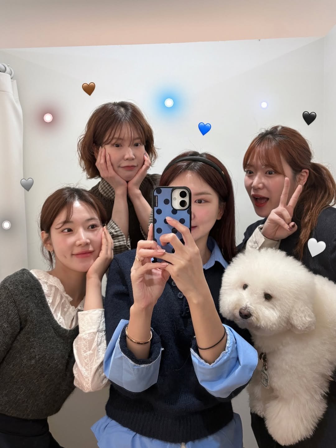 Photo by 𝗨𝗶𝗹𝘆 유일리 가을실장 | 홍대메이크업 연남동메이크업 in Hongdae, Seoul with @_uily_se, @_uily_sy, @_uily_sh, and @_uily_mandoo. May be a selfie of one or more people, hair and text.