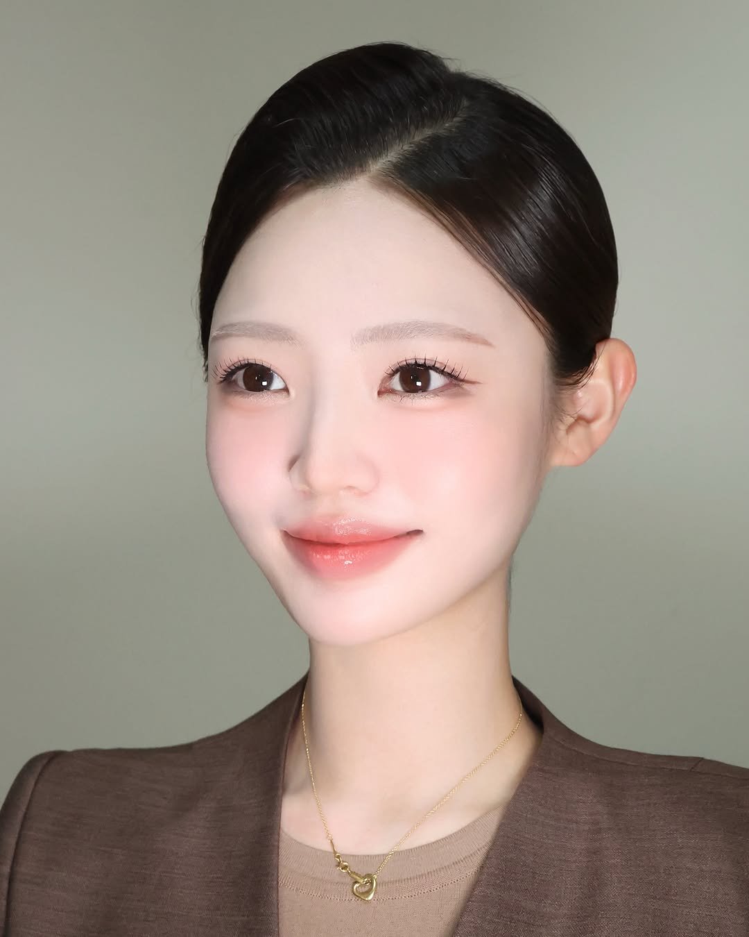 _uily_se 게시물 이미지: ✈️🤍

아시아나 수료식,

과한 메이크업보다
맑고 단정한 분위기가 가장 오래...