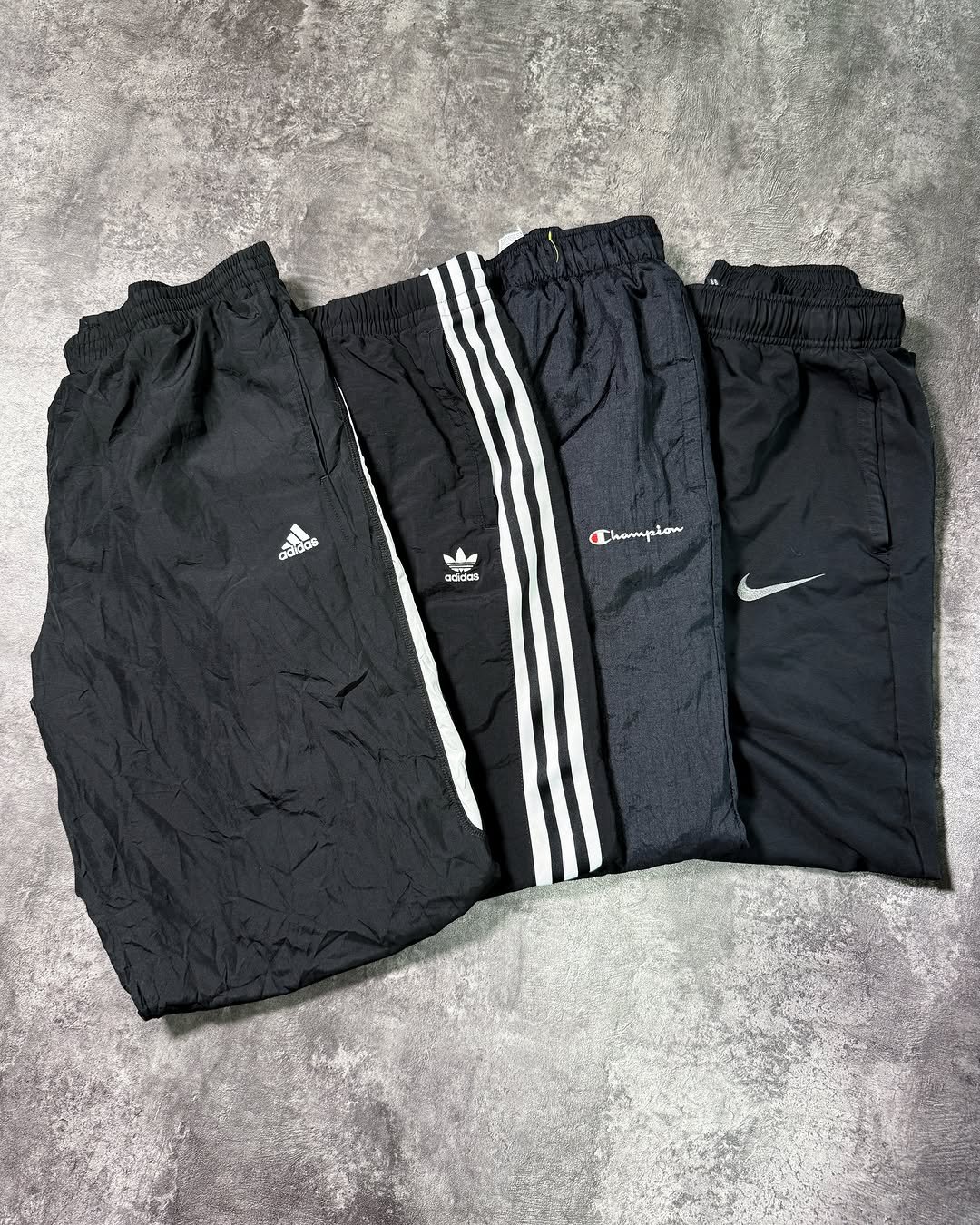 _vinlab 게시물 이미지: ⠀ 
업데이트 완료!!
Brand track pants
vinlab.kr 홈페이지에서 만나요!!