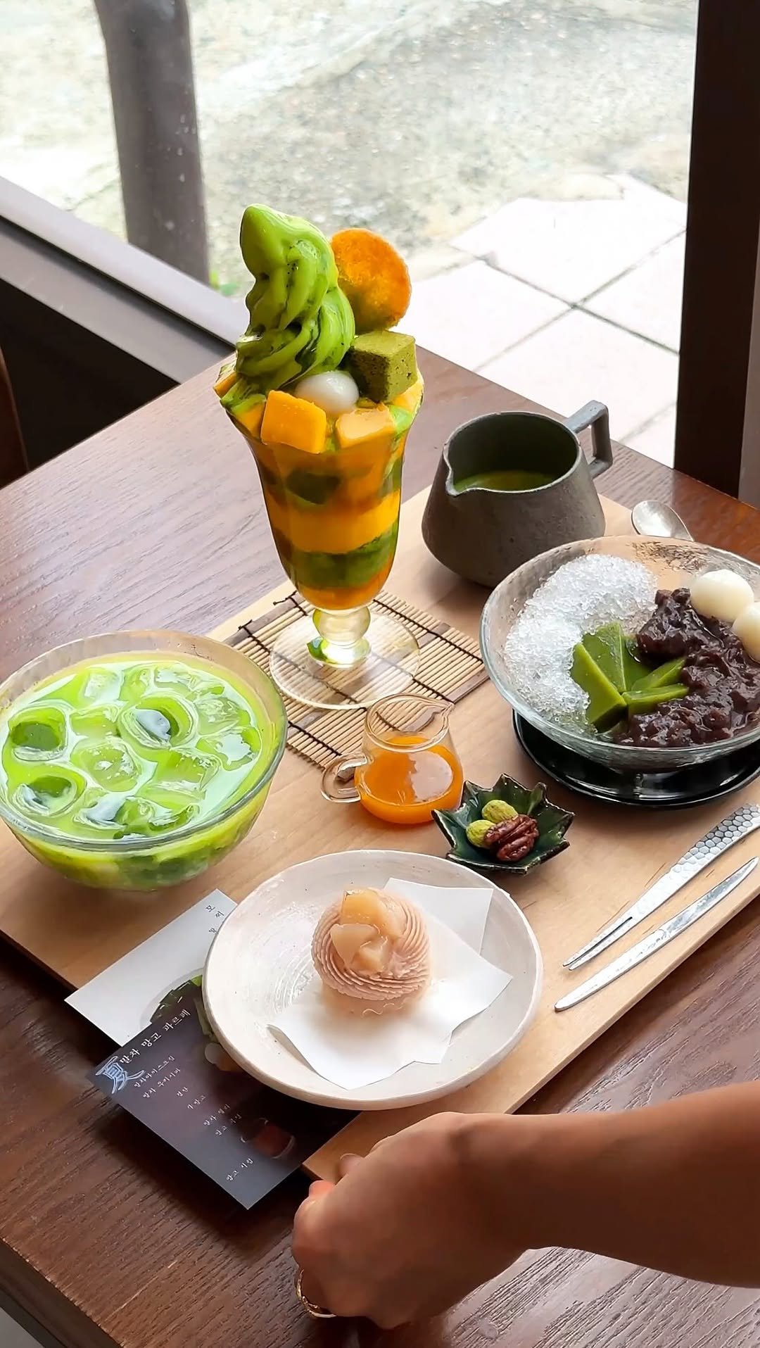 _withhelen 게시물 이미지: all the layers in this mango matcha parfait…✨🍵🎀