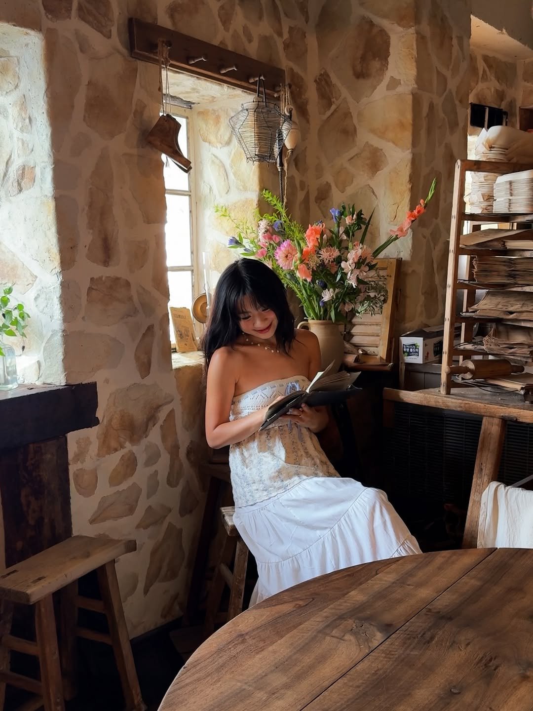 _withhelen 게시물 이미지: my favorite corner and the prettiest floral...