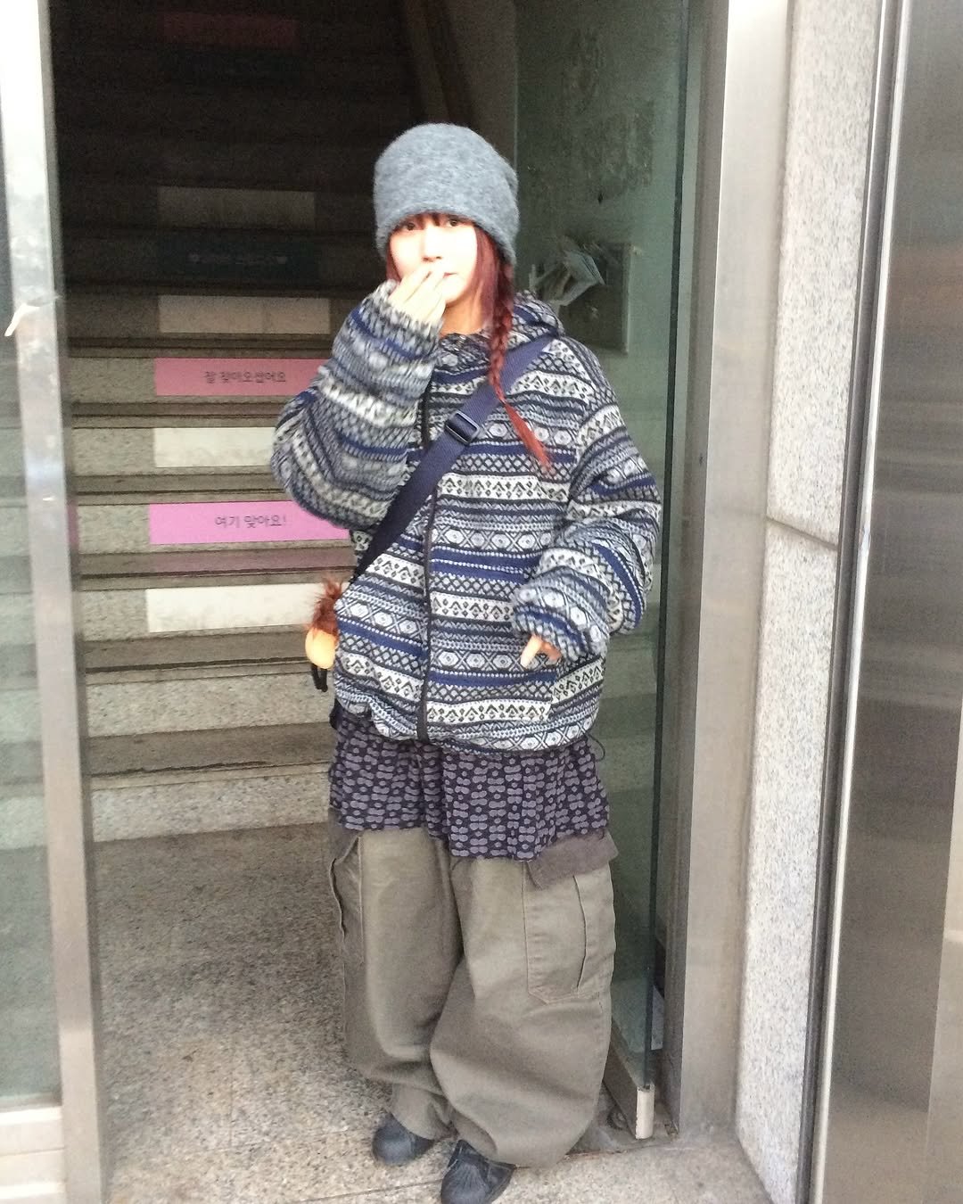 Photo by 예잇 on November 17, 2025. May be an image of duffle coat, goosedown coat, hat, face mask, sweatpants, fleece, parka and text.