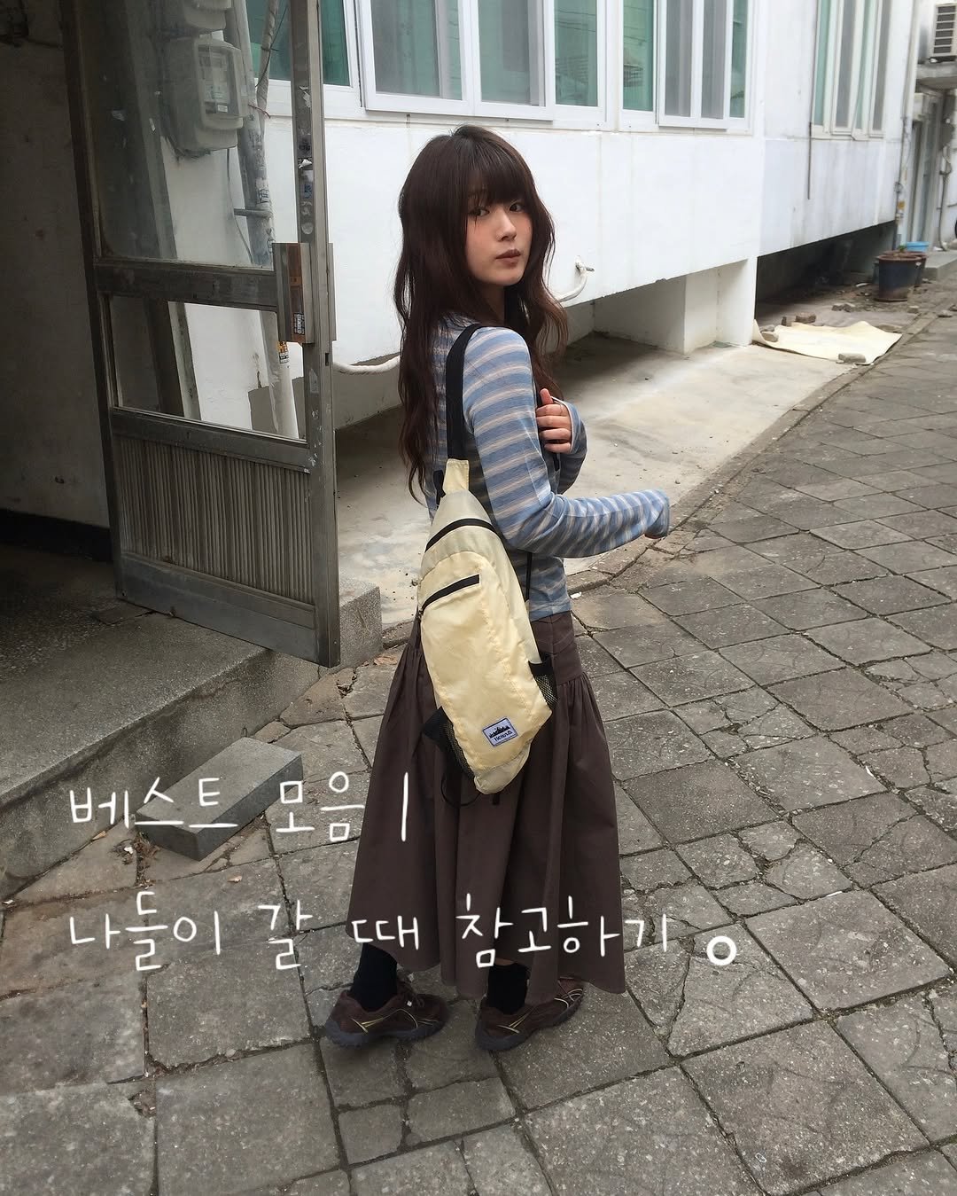 Photo by 예잇 on March 29, 2026. May be an image of one or more people, hair, duffle coat, parka, sling and text that says '베스트 모음 나들이 갈 2 가 때 참고하기 O'.