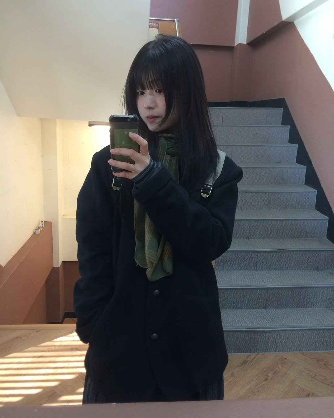 Photo by 예잇 on December 06, 2025. May be a selfie of duffle coat, overcoat, parka, mirror and text.
