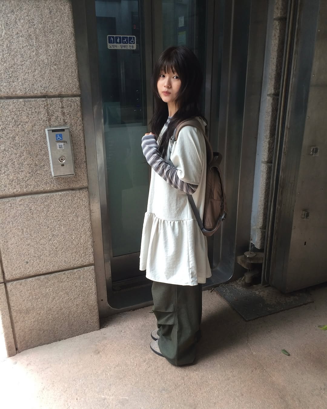 Photo by 예잇 on April 09, 2026. May be an image of duffle coat, parka and text.