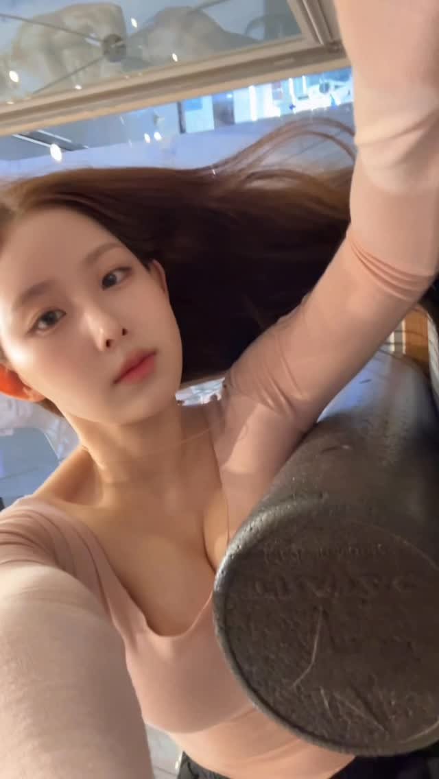 _yeny 게시물 이미지: 눈나랑.. 폼롤러 마사지 할래? #워밍업
⠀ 
⠀ 
⠀ 
⠀ 
#운동하는여자...