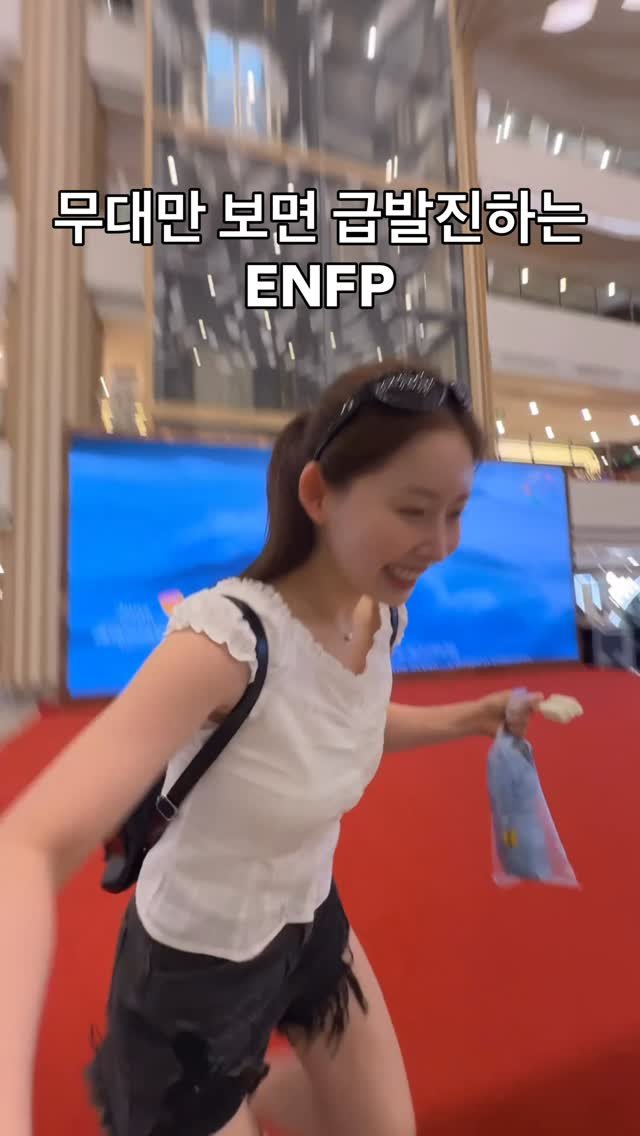 _yeny 게시물 이미지: 다들 패페 데페뉴 인터뷰 하는 상상 안해봄? 🤔
⠀ 
옆에서 말리는...