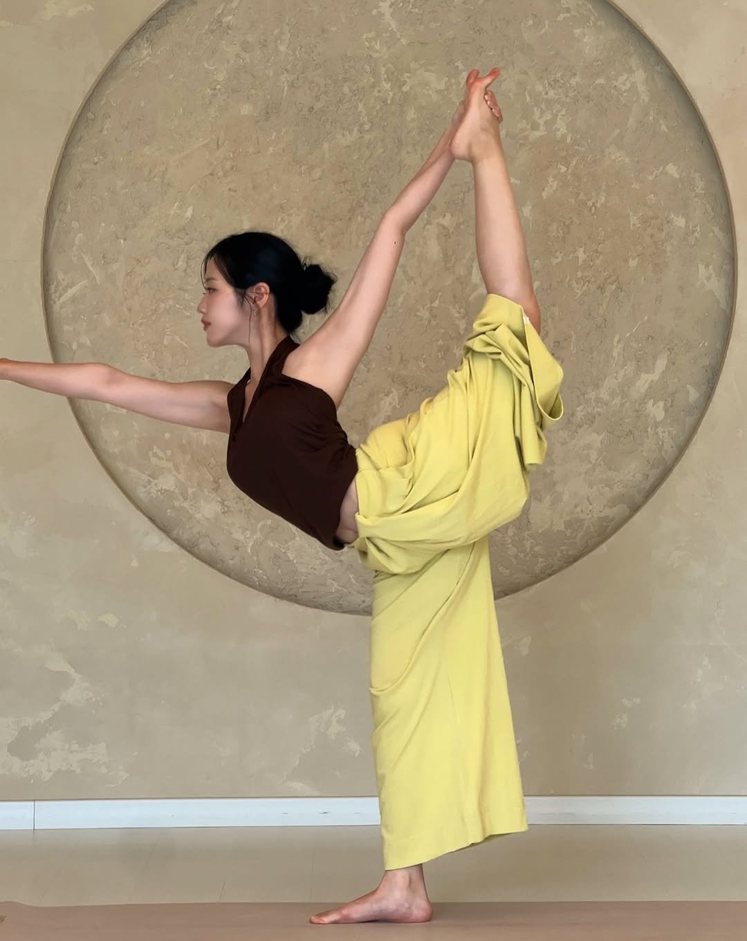 _yeom_ni_s_ 게시물 이미지: 🕊️🌿🧘🏻‍♀️
사실 요가를 잘 알지는 못하지만
평소에 하던 스트레칭들로 몸...