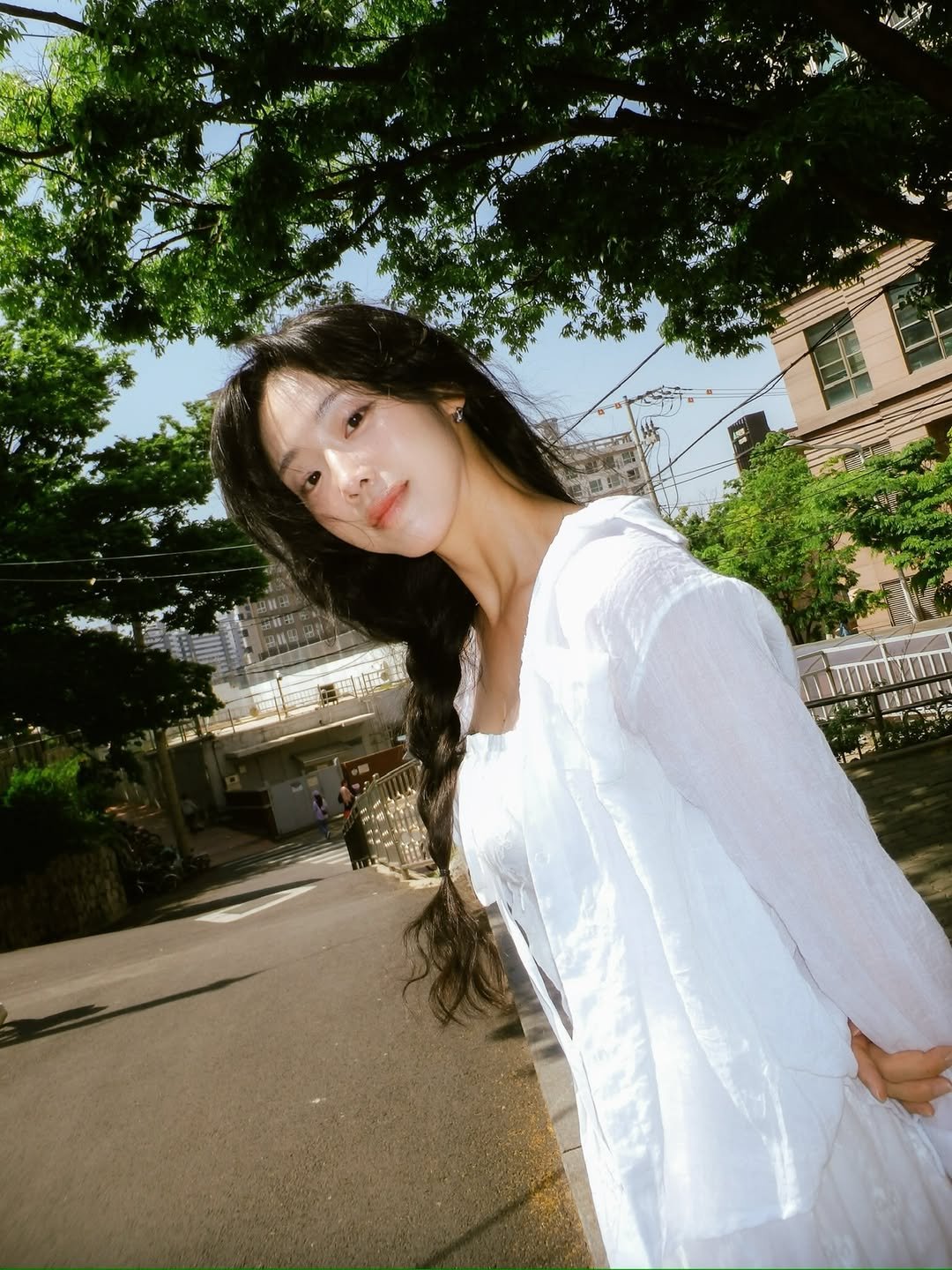 _yeom_ni_s_ 게시물 이미지: 나의 오월 [영민, 2026]

오랜만에 촬영한 영민님
빈티지 카메라로...
